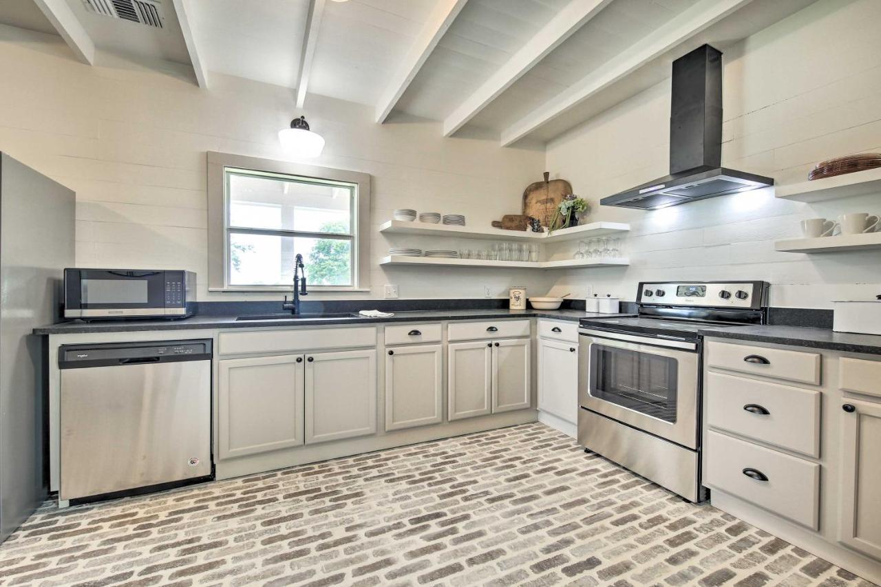 Peaceful Schulenburg Farmhouse With Fire Pit And Grill Esterno foto