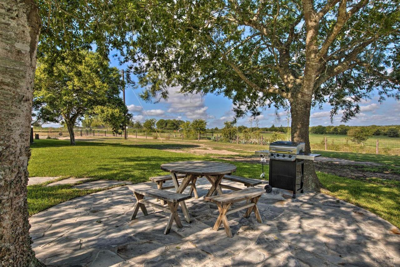 Peaceful Schulenburg Farmhouse With Fire Pit And Grill Esterno foto