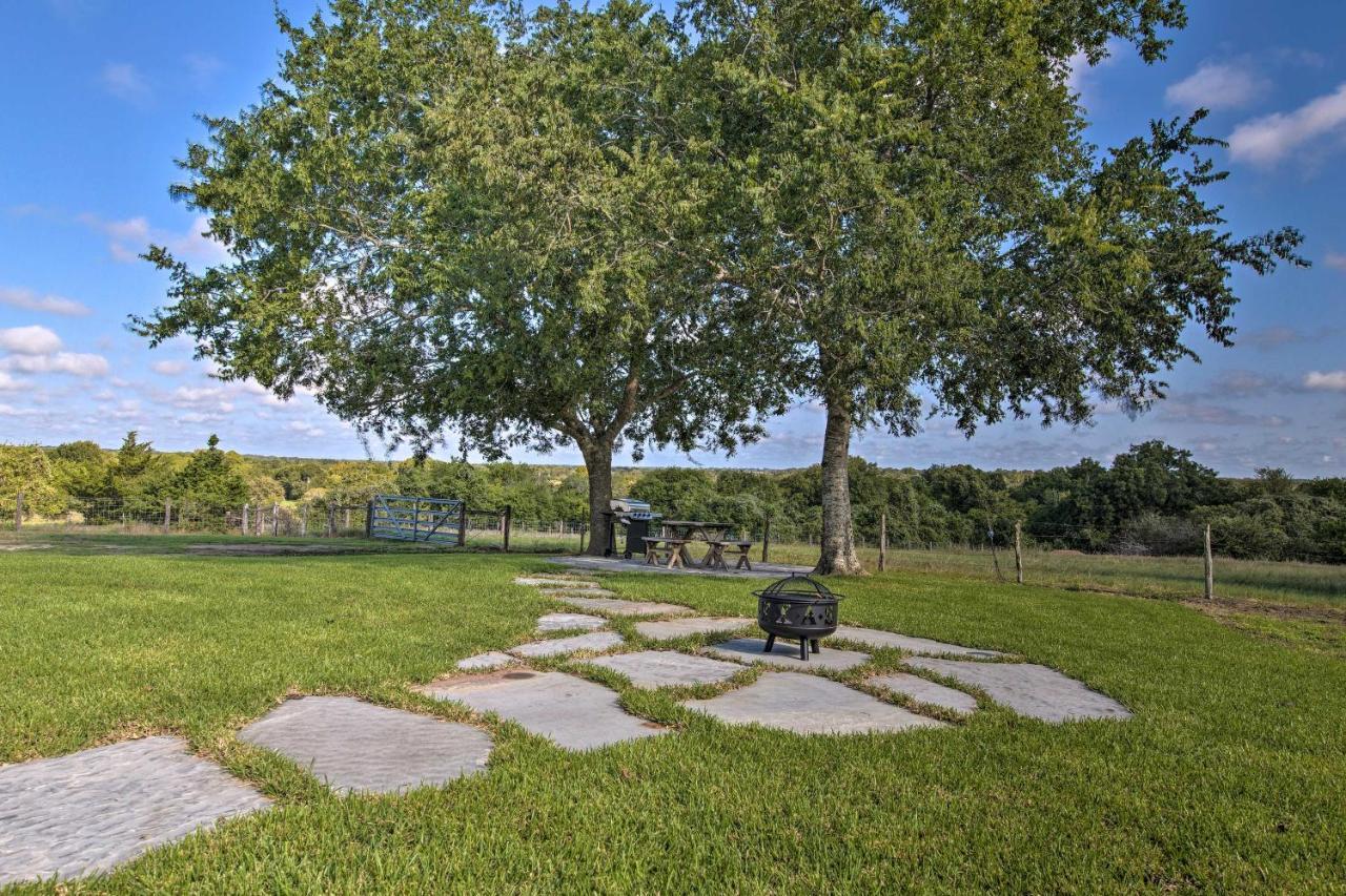 Peaceful Schulenburg Farmhouse With Fire Pit And Grill Esterno foto